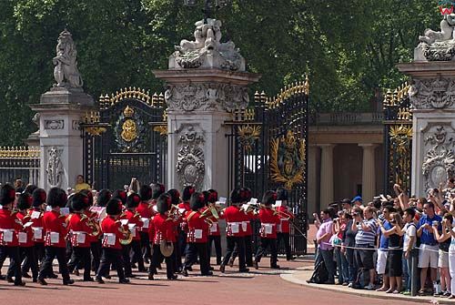 Londyn. Gwardia maszerująca na zmianę warty przed Pałacem Buckingham.